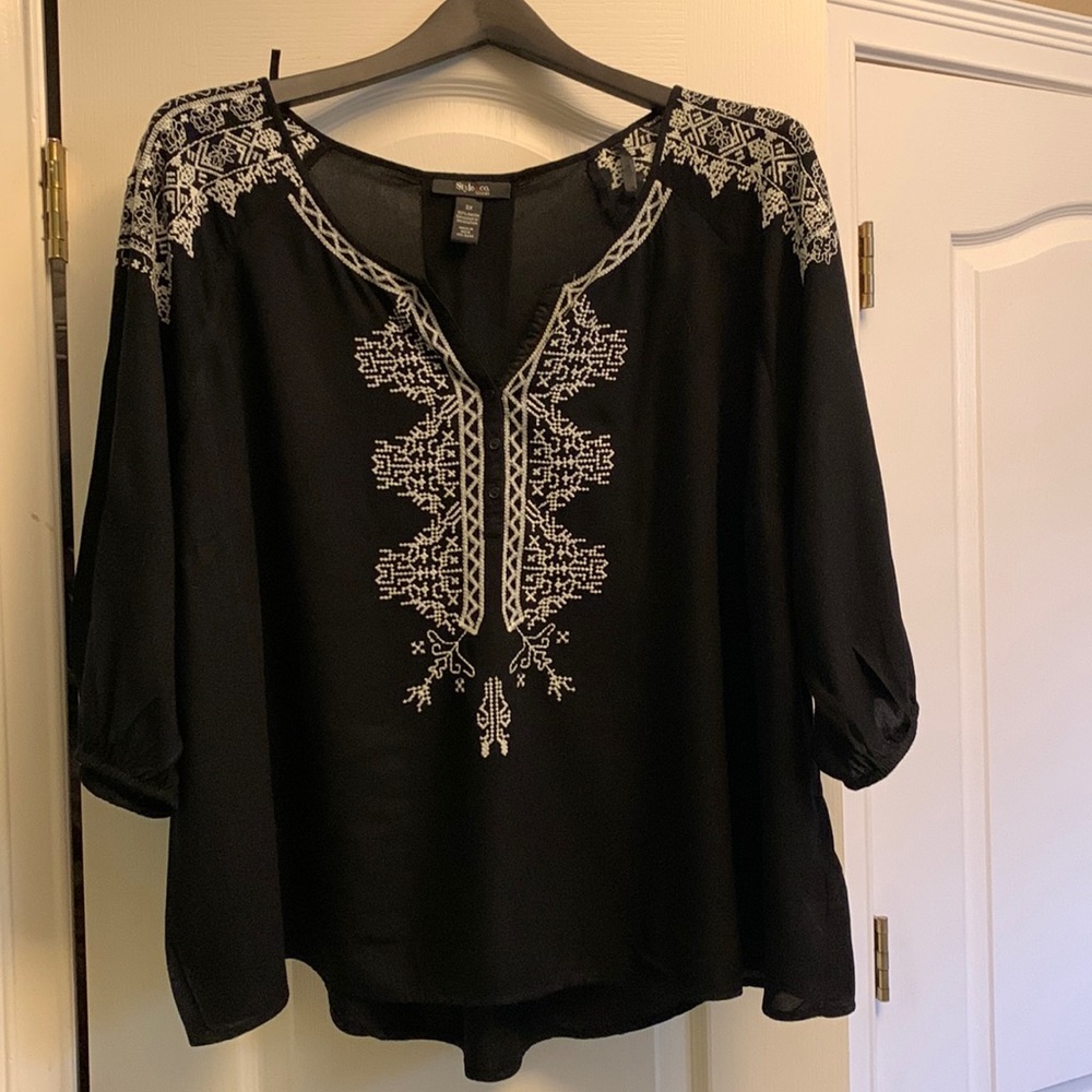 Style &Co Woman Black blouse with white embroidery, Size 3x
